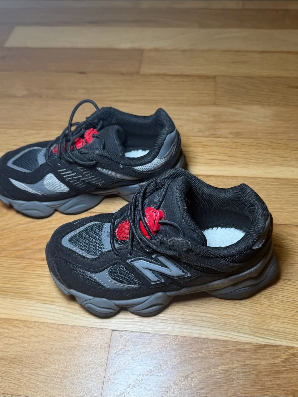 New Balance Kids Black & Gray Sneakers – Size 10